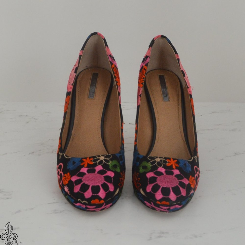 🌷Tahari Embroidered Platform heel🌷